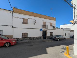 Semi detached house in Sanlúcar la Mayor. Casa para reformar en zona tranquila
