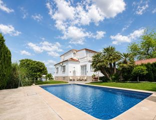 Chalet in Sanlúcar la Mayor. Espectacular chalet independiente con piscina propia y jardín en