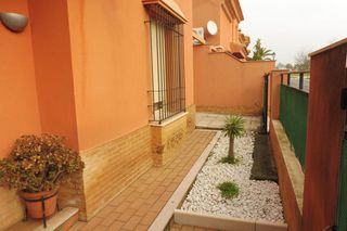 Lloguer Casa a Sanlúcar la Mayor. Amplitud, luminosidad, jardín y piscina comunitaria en un entorn