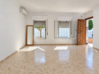 Lloguer Casa adossada a Sanlúcar la Mayor. Amplia casa de una planta totalmente reformada en barriada las f
