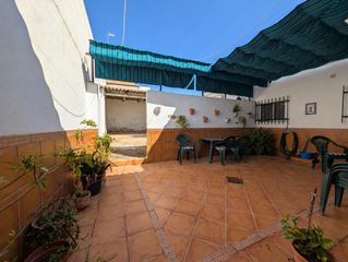 Casa adossada a Sanlúcar la Mayor. Casa de una planta con amplio patio en buena zona