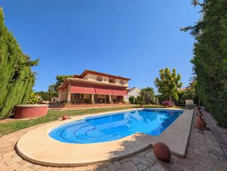 Chalet à Sanlúcar la Mayor. Chalet con encanto, piscina privada y magníficos espacios exteri