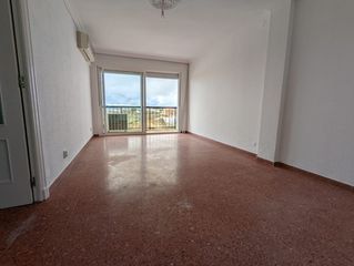 Affitto Appartamento in Sanlúcar la Mayor. Piso de cuatro dormitorios en alquiler junto a la plaza de san p