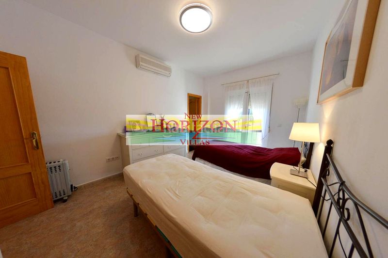 Foto f99c64bb-76df-439e-8eef-5f4d21777465. Casa amb aparcament a Zurgena