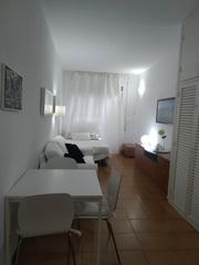 Lloguer Loft  Carrer de les camèlies. Acogedor loft con terraza interior