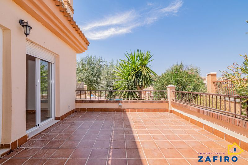 Foto b8e369b7-c911-4863-b4bd-6c06ce37be3c. Casa adossada amb calefacció aparcament piscina a Gabias (Las)