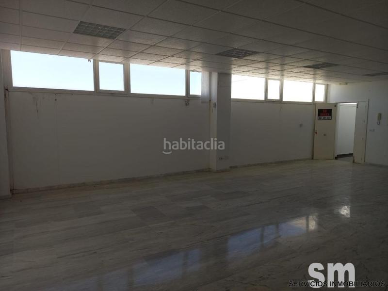 Foto f1158976-2acc-41b1-b6e4-cd10dd6cefa0. Ufficio con parcheggio in Gelves