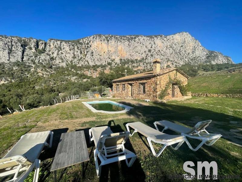 Foto c7060970-1043-4b6d-a05f-c36e9e60b457. Rural plot in Ubrique