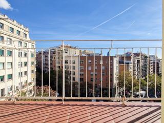 Flat  Provença. Piso alto con salida