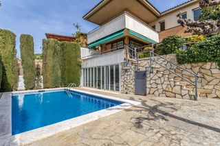Maison à Garrofers 19. Casa con vistas al mar y piscina en la vinya  teià