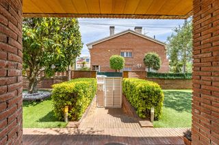 Casa  Emporda. Amplia vivienda familiar con jardín, piscina y garaje para 3 coc