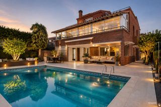 Maison  Emporda. Amplia vivienda familiar con jardín, piscina y garaje para 3 coc