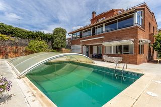 Casa  Emporda. Amplia vivienda familiar con jardín, piscina y garaje para 3 coc