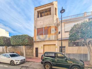 Maison  Calle estacion. Casa en venta en centro, 4 dormitorios.