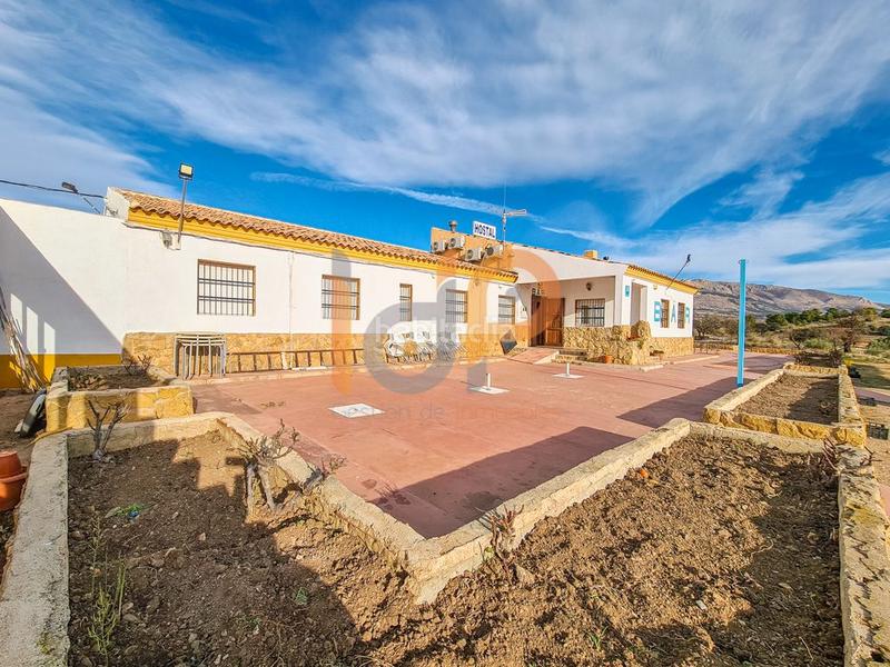 Foto a971289b-876d-485d-820a-4e959d27c5f5. Edifici a Chirivel