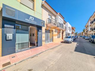 Location Local commercial  Calle montilla. Local com. en alquiler en campo de fútbol, 2 despachos.