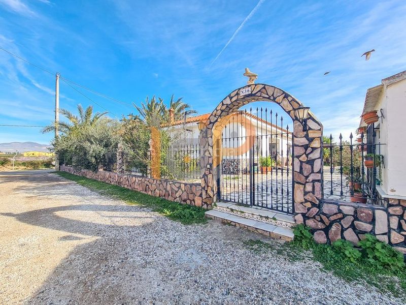 Foto 6f230d7a-ec15-4c49-a3e3-fd83502fb7fb. Casa amb aparcament a Huércal - Overa