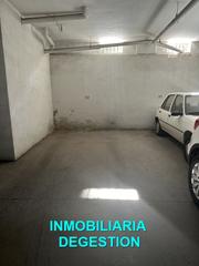Aparcament cotxe  Calle cid campeador. Amplio garaje para coche y moto