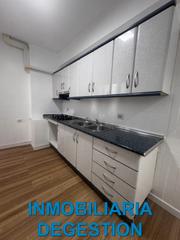 Location Appartement à Calle la carolina 6. Amplio piso cerca de paseo de linarejos recien reformado