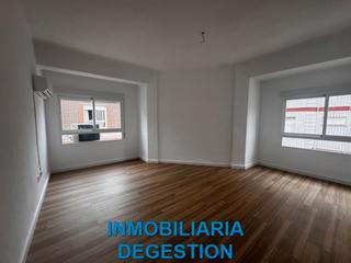 Rent Flat in Calle la carolina 6. Amplio piso cerca de paseo de linarejos recien reformado
