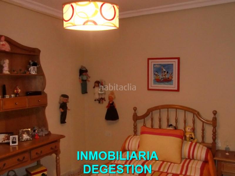 Foto 138a9fc3-d170-414b-bc54-2666a3375d2e. Reihenhaus mit kamin parking in Zona Hospital Linares