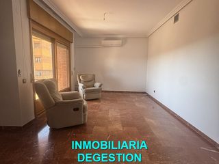 Lloguer Pis  Plaza constitución. Amplio piso en pleno centro