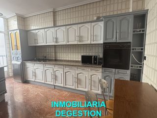 Lloguer Pis  Plaza constitución. Amplio piso en pleno centro