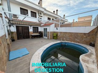 Casa adossada  Avenida valenzuela. Precisa casa de lujo