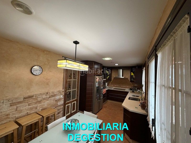 Foto 7c7048e6-5fc5-4d93-a7a7-24cc2c980244. Casa adossada amb xemeneia calefacció aparcament piscina a Linares