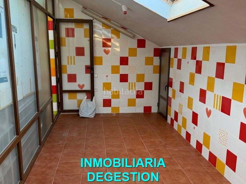 Foto 81bcfdf8-3822-499c-987c-cbea631c6270. Casa adossada amb xemeneia calefacció aparcament piscina a Linares