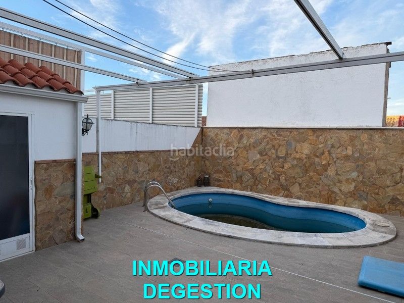 Foto bd08bd72-bb09-4139-bd43-e1a404a8c465. Casa adossada amb xemeneia calefacció aparcament piscina a Linares