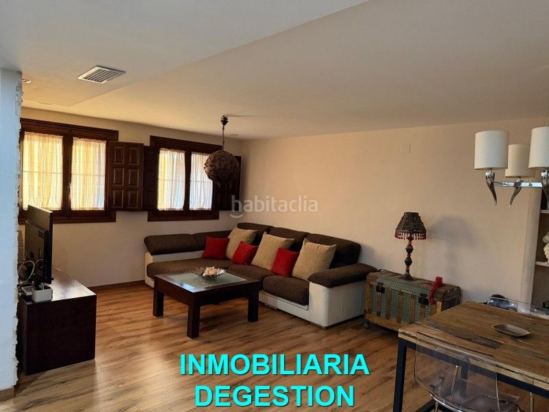 Foto cf17cb0c-e688-4599-adc1-9bb63adb8547. Casa adossada amb xemeneia calefacció aparcament piscina a Linares