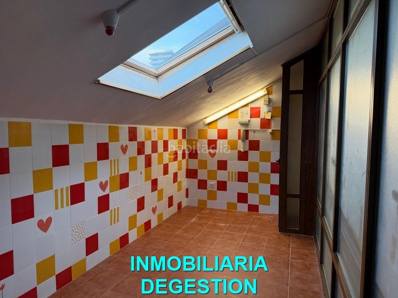 Foto d482e947-d0b6-4362-9a14-8cd40c8bc985. Casa adossada amb xemeneia calefacció aparcament piscina a Linares