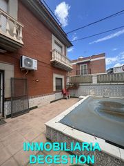 Casa adossada a Zona Hospital. Casa con piscina y garaje zona semicentro