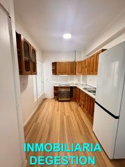 Rent Flat  Calle la carolina. Amplio piso zona paseo de linarejos