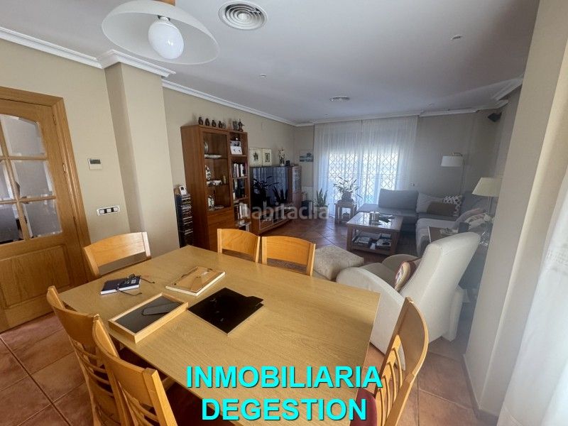 Foto 49b7e9f1-4ae7-4d68-a926-c2eed740f01d. Casa aparellada amb calefacció aparcament piscina a Linares