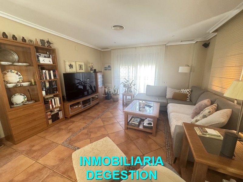 Foto 690261fe-72a5-4f00-8d6a-76f8683a2179. Casa aparellada amb calefacció aparcament piscina a Linares