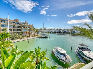Pis a Puerto de Sotogrande-La Marina. Apartamento de dos dormitorios con dos baños y amplia terraza en
