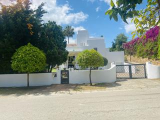 Casa  N/a. Preciosa y amplia villa situada en calle bolivar , sotogrande !!