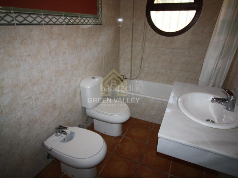 Foto 01ba1a10-4125-4878-b87f-fe0e9b5584ee. Chalet impresionante chalet de 5 habitaciones y 3 baños, con vistas al mar, en urbanización privada de alcaidesa con zonas comunes con pi en La Alcaidesa