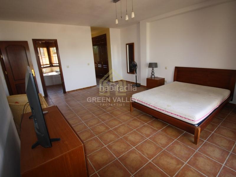 Foto 4dd3f4c1-1b11-4496-b0b8-e080f95dcb8a. Chalet impresionante chalet de 5 habitaciones y 3 baños, con vistas al mar, en urbanización privada de alcaidesa con zonas comunes con pi en La Alcaidesa