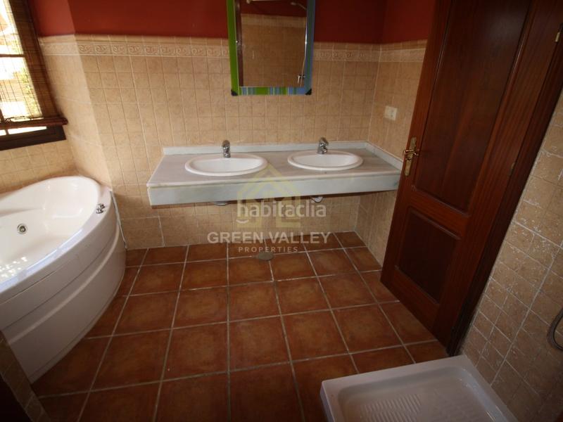 Foto 77c4c0e9-5228-415e-aab9-4b6b8c98a56b. Chalet impresionante chalet de 5 habitaciones y 3 baños, con vistas al mar, en urbanización privada de alcaidesa con zonas comunes con pi en La Alcaidesa