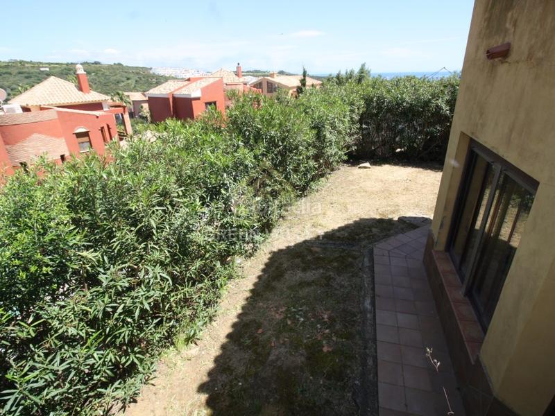 Foto a435606f-7921-4168-82ff-2bdf5a2a0dd8. Chalet impresionante chalet de 5 habitaciones y 3 baños, con vistas al mar, en urbanización privada de alcaidesa con zonas comunes con pi en La Alcaidesa