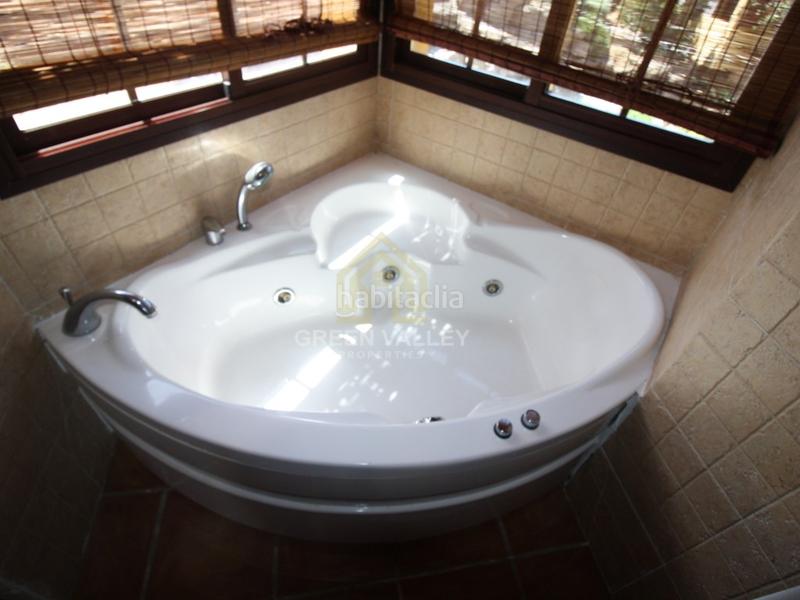 Foto cf0620c0-e5b3-4b19-a85d-53dab47cf6e5. Chalet impresionante chalet de 5 habitaciones y 3 baños, con vistas al mar, en urbanización privada de alcaidesa con zonas comunes con pi en La Alcaidesa