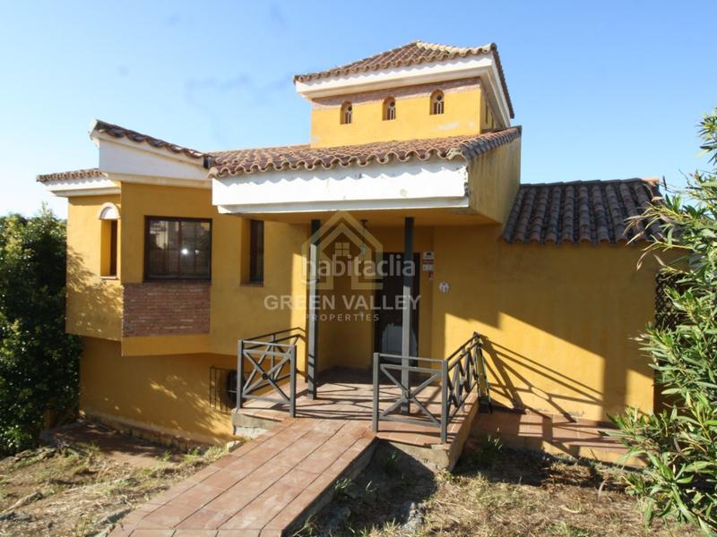 Foto d56eeec4-f56b-4693-99c5-46014bd47b65. Chalet impresionante chalet de 5 habitaciones y 3 baños, con vistas al mar, en urbanización privada de alcaidesa con zonas comunes con pi en La Alcaidesa