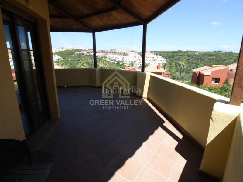Foto db531d01-e9f2-41bc-adb9-7d0168003b5e. Chalet impresionante chalet de 5 habitaciones y 3 baños, con vistas al mar, en urbanización privada de alcaidesa con zonas comunes con pi en La Alcaidesa