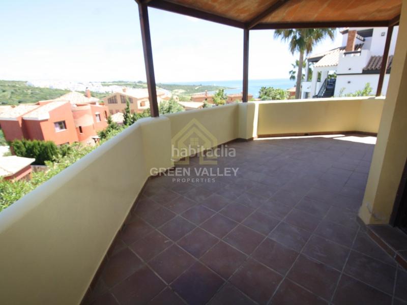 Foto e60ff0cb-33af-4dac-8cf6-20e075c0cb62. Chalet impresionante chalet de 5 habitaciones y 3 baños, con vistas al mar, en urbanización privada de alcaidesa con zonas comunes con pi en La Alcaidesa