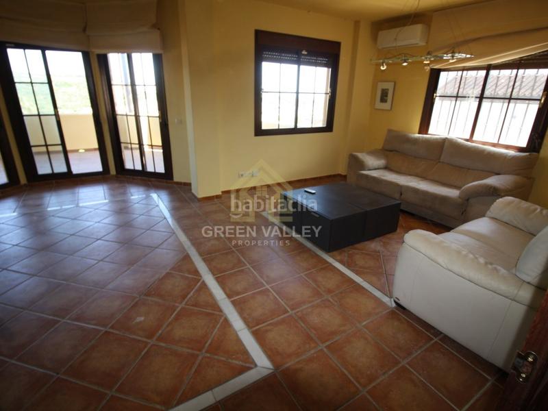 Foto f027ff98-cca9-4dcf-b852-32c14bd8410b. Chalet impresionante chalet de 5 habitaciones y 3 baños, con vistas al mar, en urbanización privada de alcaidesa con zonas comunes con pi en La Alcaidesa
