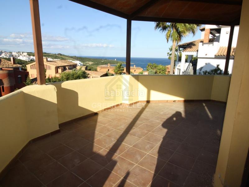 Foto f6a1052c-2540-442a-9afb-e20e727cab8b. Chalet impresionante chalet de 5 habitaciones y 3 baños, con vistas al mar, en urbanización privada de alcaidesa con zonas comunes con pi en La Alcaidesa