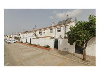 Reihenhaus  N/a. Adosado de 4 dormitorios con amplio patio y parking en guadacort